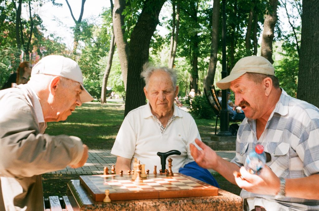 http://People%20playing%20chess%20in%20the%20park